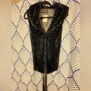 Faux Fur Vest …Size 1X..White Silver Hooks..With Faux Leather Belt